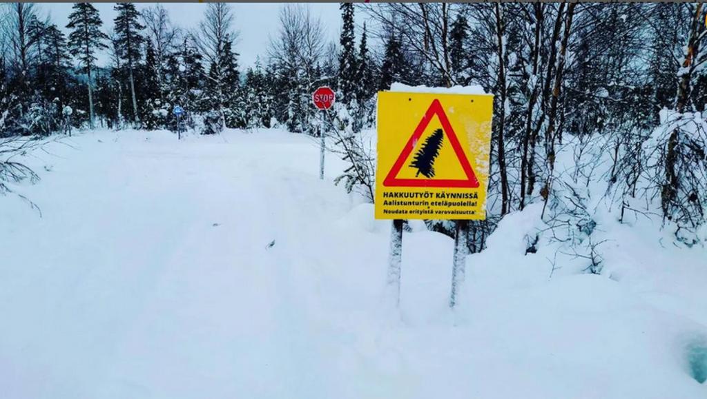 Kuvassa kyltti, jossa teksti "Hakkuutyöt käynnissä Aalistunturin eteläpuolella! Noudata erityistä varoivaisuutta".
