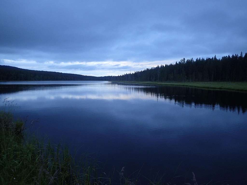 Öinen maisemakuva järvestä.