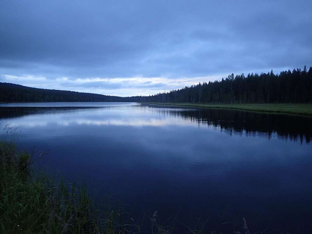 Järvimaisemaa Porojärvellä. Öinen maisemakuva järvestä.