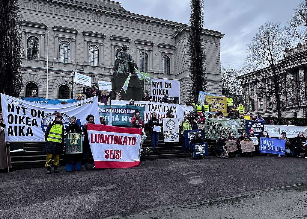 Mielenosoitus säätytalon edustalla, jossa vaaditaan tulevalta hallitukselta toimia luontokadon pysäyttämiseksi. Mielenosoitus Säätytalon edustalla.