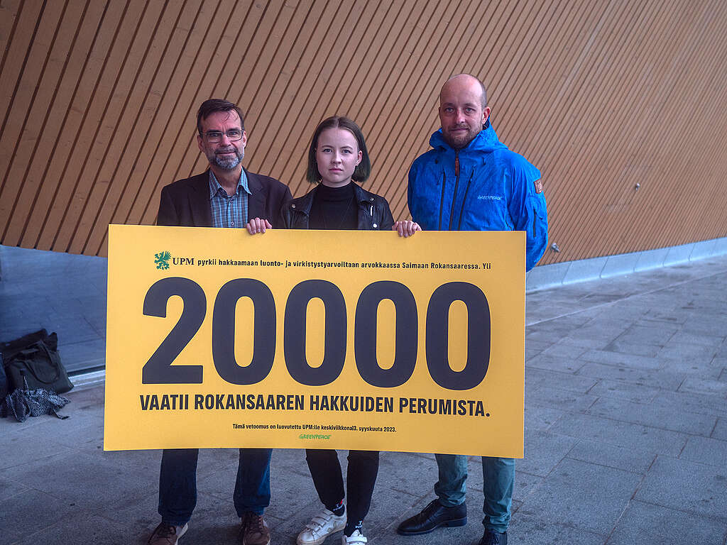 Apulaismaajohtaja Juha Aromaa, metsäasiantuntija Oona Käyhkö ja maajohtaja Touko Sipiläinen pitelevät kylttiä, jossa lukee "20000 vaatii rokansaaren hakkuiden perumista."