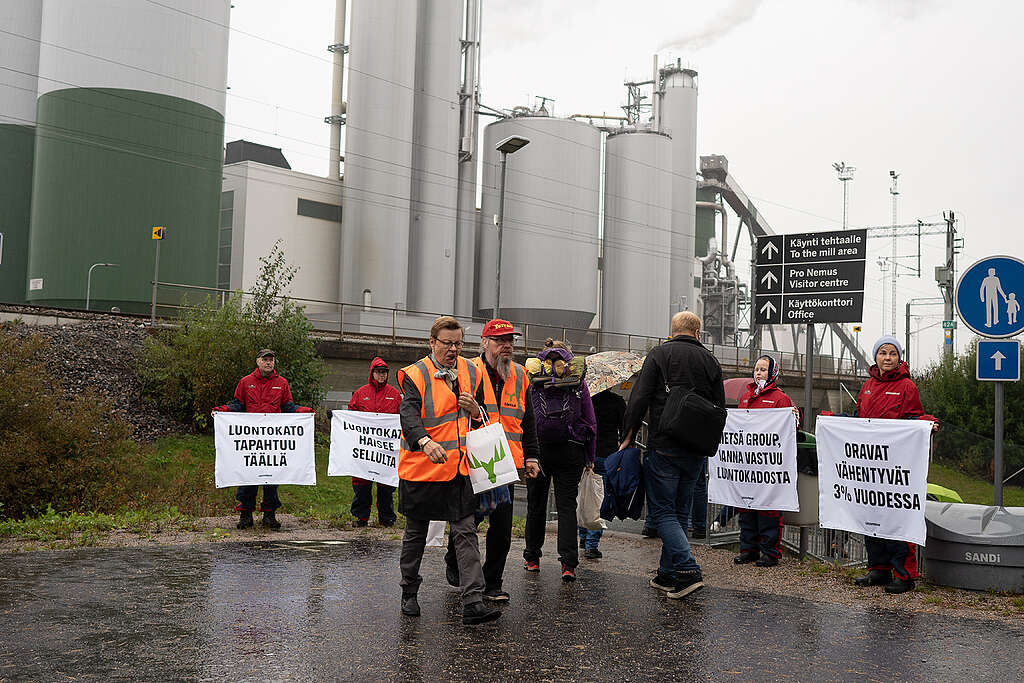 Greenpeacen aktivistit osoittavat mieltään Metsä Groupin tehtaalla Äänekoskella 16.9. Kuvaaja: Jukka Erätuli / Greenpeace Greenpeacen aktivistit osoittavat mieltään Metsä Groupin tehtaalla Äänekoskella 16.9. Kuvaaja: Jukka Erätuli / Greenpeace