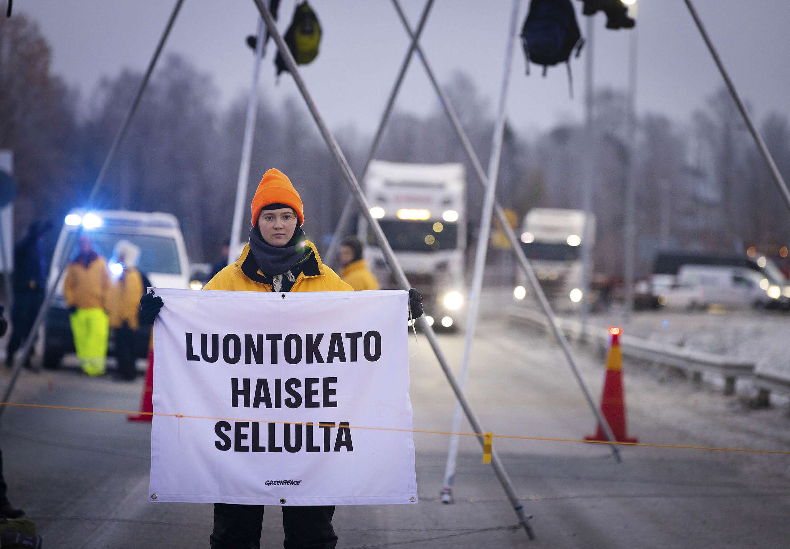 Greenpeacen työntekijä pitelee banneria, jossa lukee "Luontokato haisee sellulta."