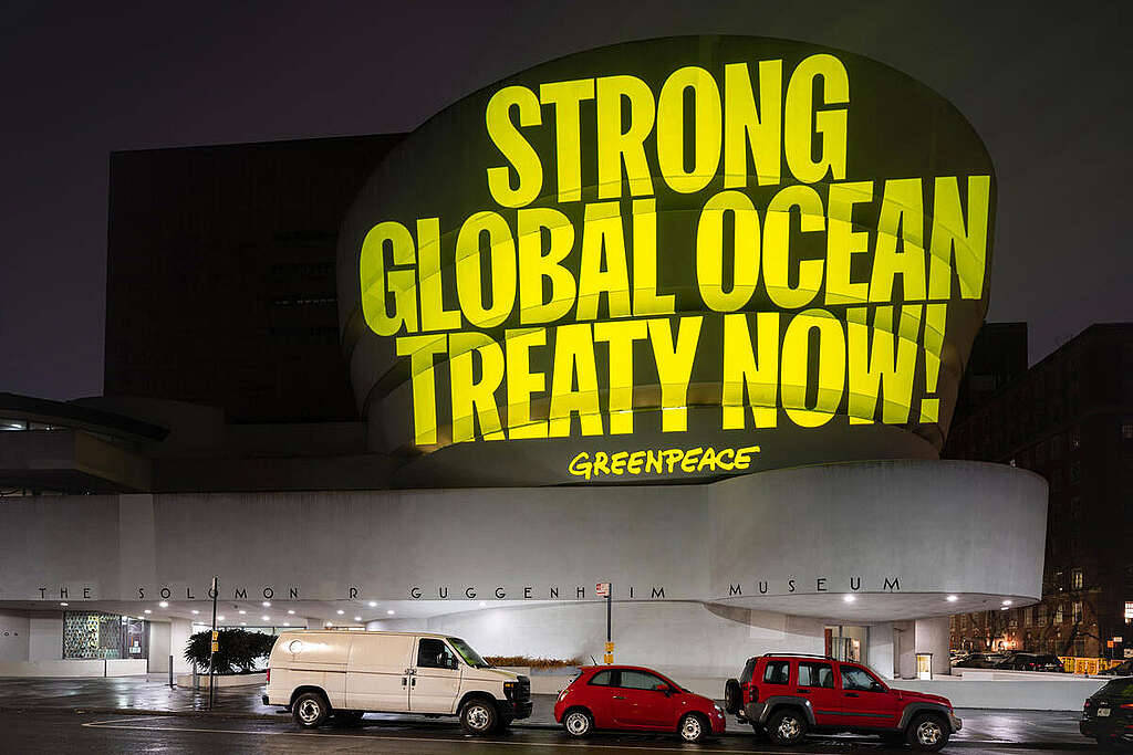 Rakennuksen seinään on heijastettu teksti "Strong Global Ocean Treaty Now!"