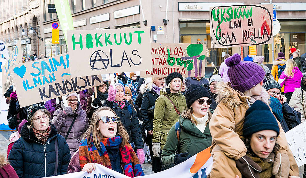 Ihmisiä osoittamassa mieltään Helsingissä luontomarssilla.