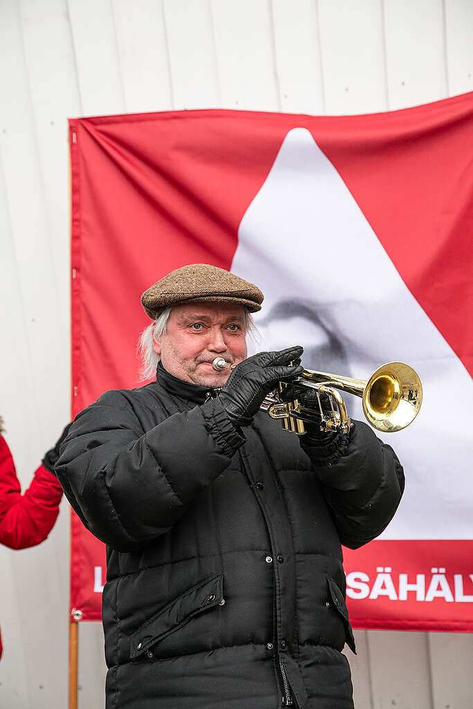 Antero Priha soittaa trumpettia.