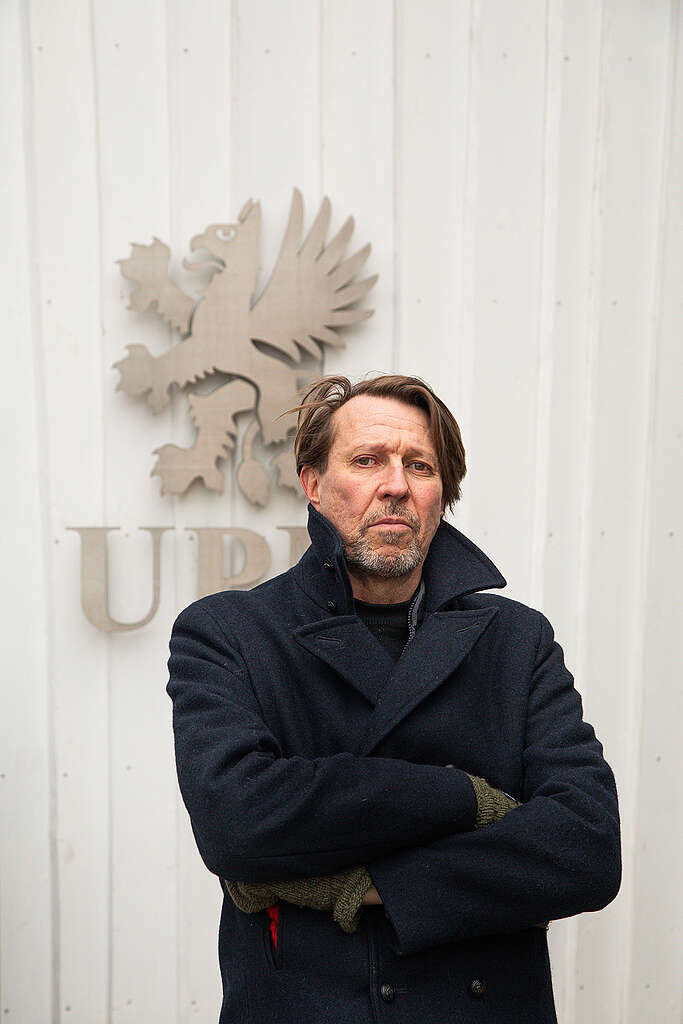 Martti Suosalo seisoo UPM:n pääkonttorin edessä.