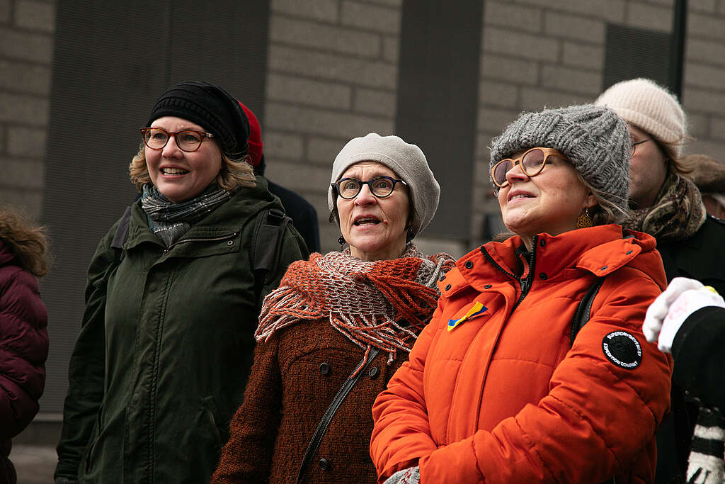 Metsiensuojelun kummit Kati Bergman, Ninni Poijärvi ja muut kuorolaiset laulavat UPM:n pääkonttorilla.