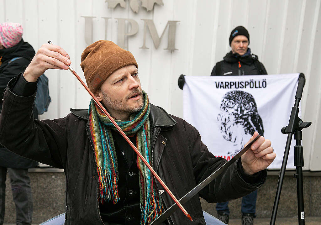 Antti Halonen soittaa sahalla UPM:n pääkonttorin edessä.