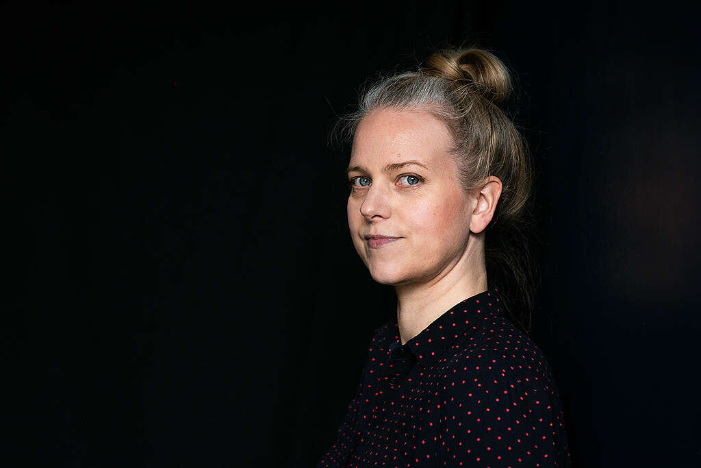 Sini Harkki kuvassa, jolla on musta tausta