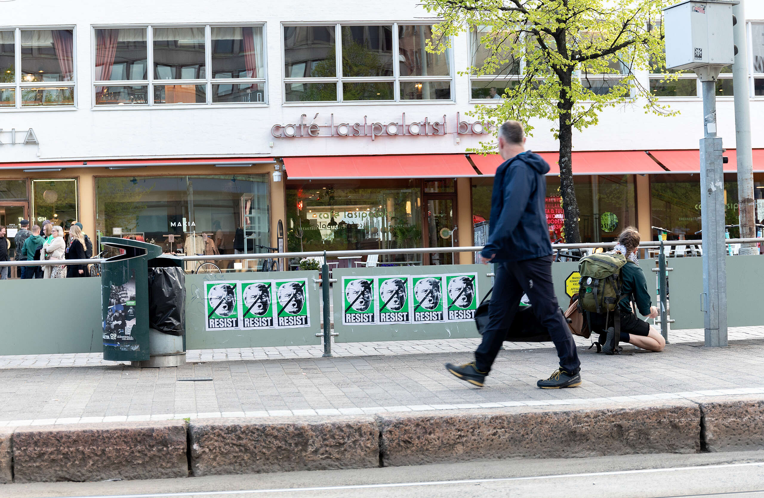 Aktivistit: “trumpmaista tiede- ja sananvapausvastaista politiikkaa on vastustettava myös Suomessa” – kadunvarret täyttyivät sadoista julisteista