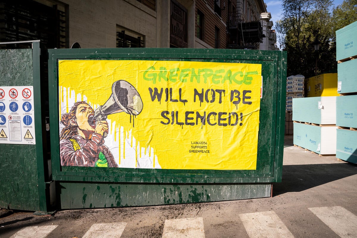 Artist Laika Supports Greenpeace near USA Embassy in Rome. © Greenpeace / Francesco Alesi