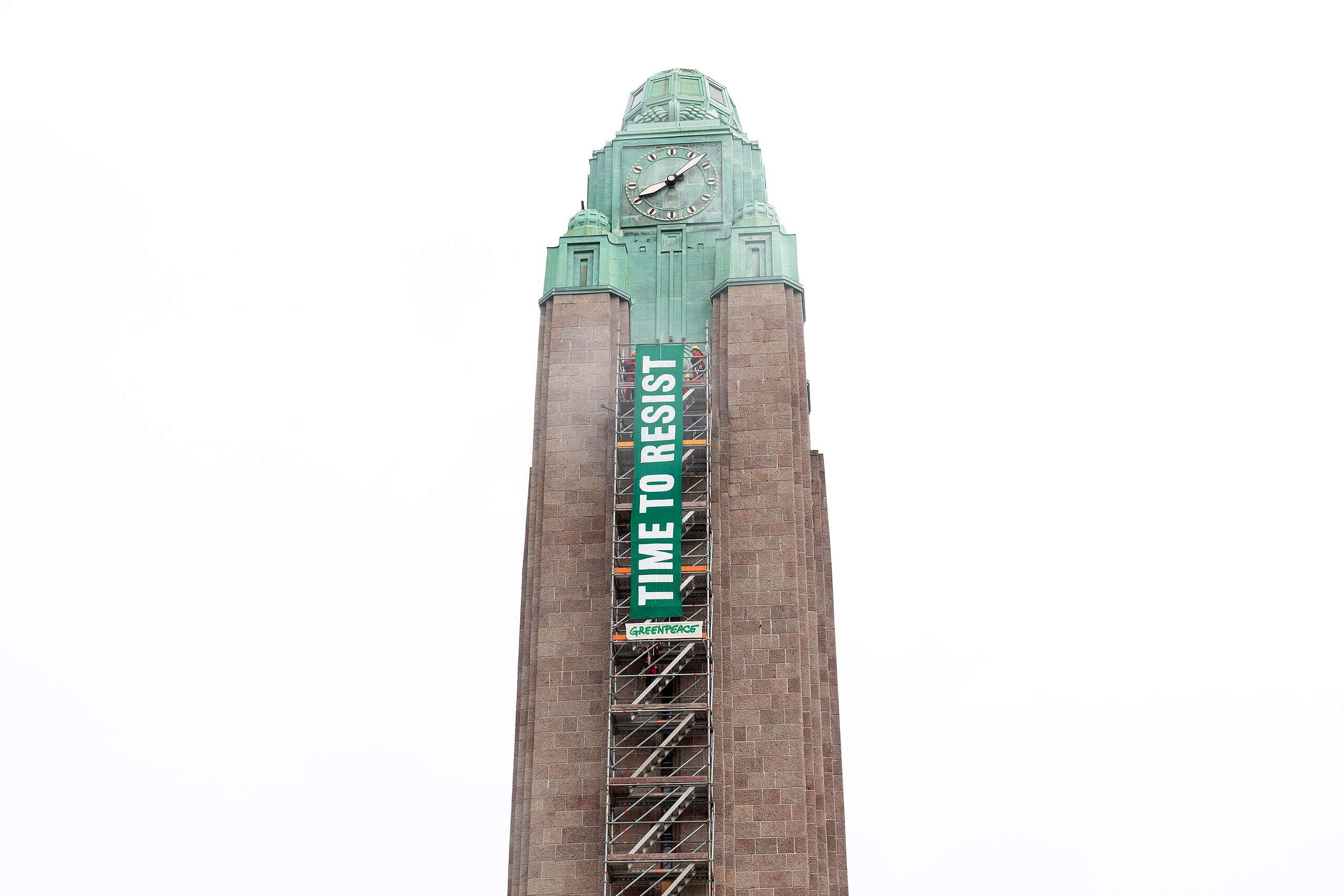Helsingin aseman kellotornissa kehotetaan vastarintaan