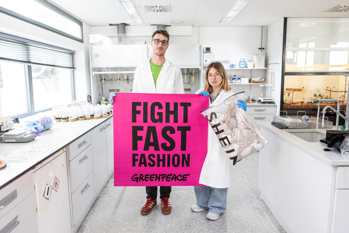 Laboratory Tests of SHEIN Textiles with Influencer Bianca Heinicke in Germany. © Florian Manz / Greenpeace Laboratory Tests of SHEIN Textiles with Influencer Bianca Heinicke in Germany. © Florian Manz / Greenpeace