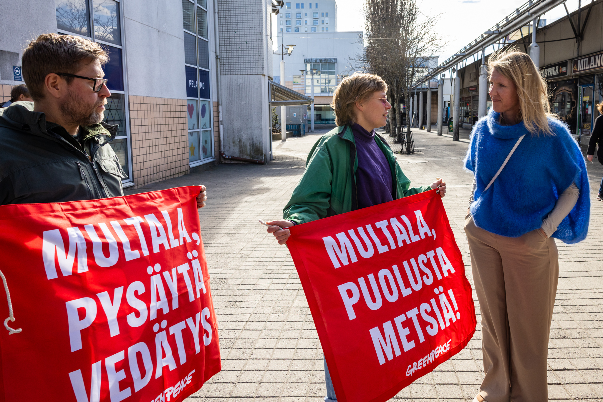 Aktivistit yllättivät ministeri Multalan baarissa Kontulassa: “Sinä voit pelastaa luonnonmetsät”