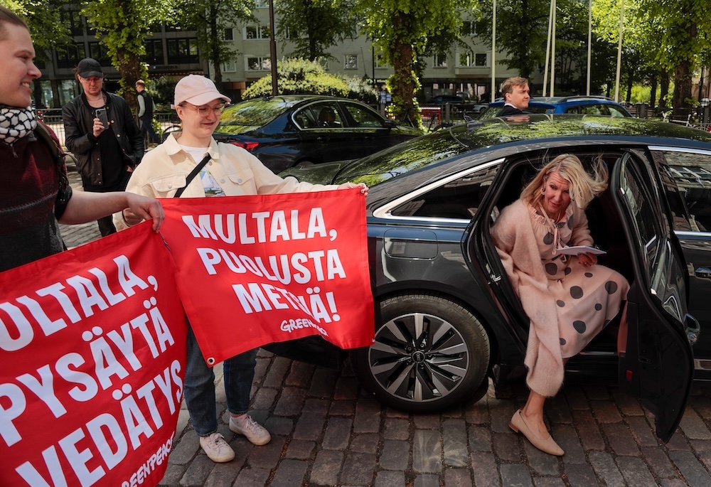 Aktivistit yllättivät ministeri Multalan Hakaniemessä: “Törkeä vedätys täytyy pysäyttää”