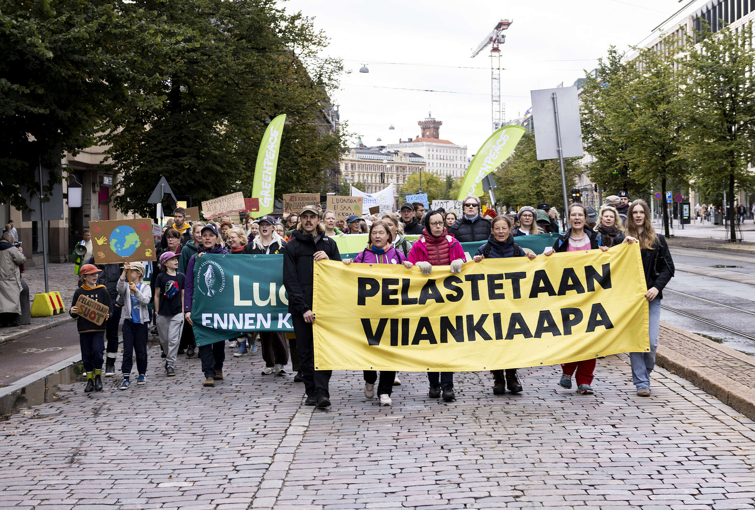 Tuhannet marssivat Viiankiaavan suojelualueen puolesta eri puolilla Suomea – ”Hallituksen on asetettava luonto kaivosyhtiöiden edun edelle”.