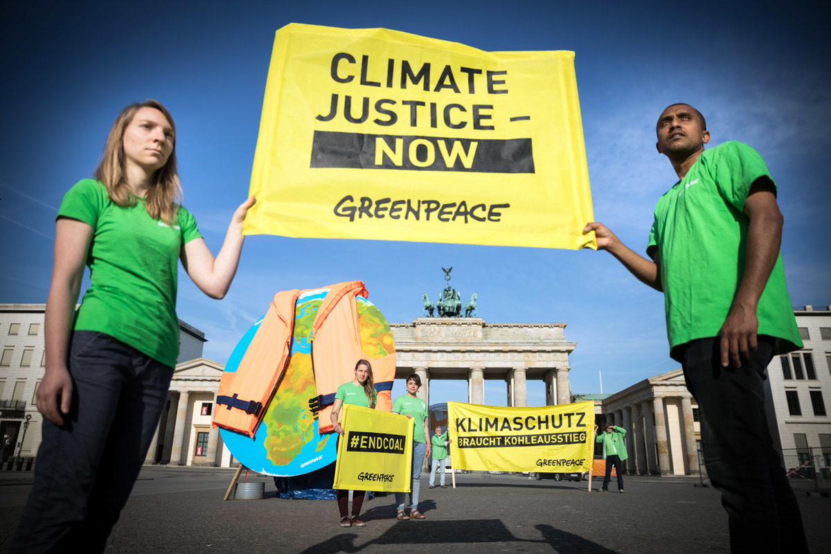Earth with Life Jacket at Petersberg Climate Dialogue in Berlin. © Gordon Welters