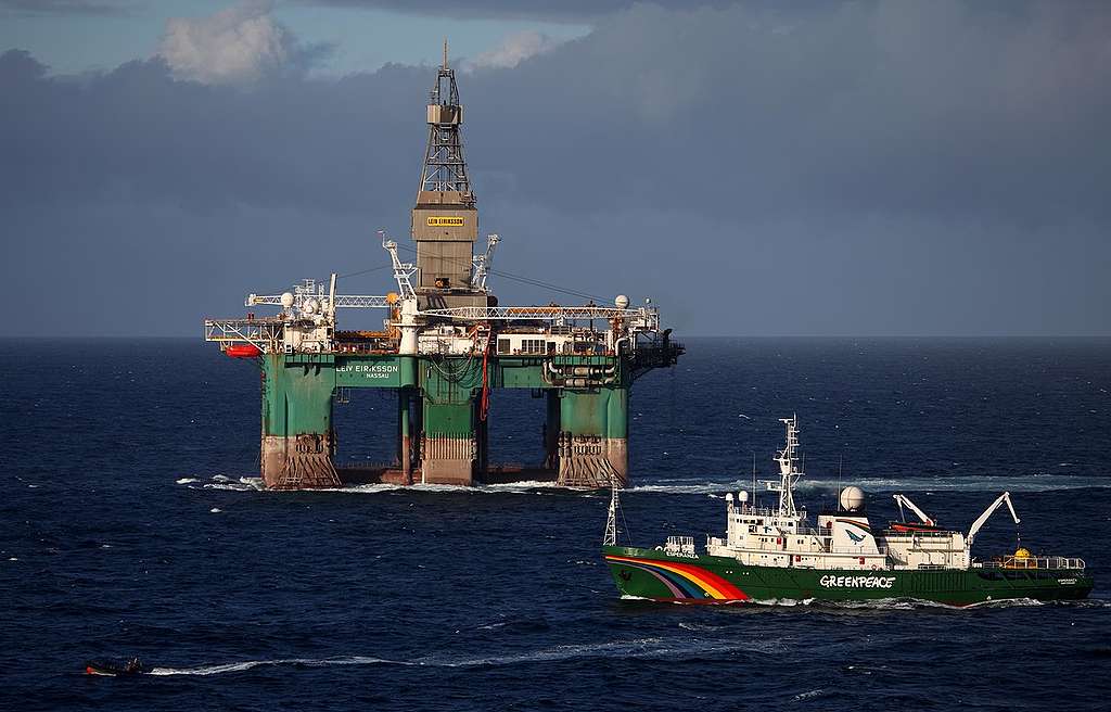 Greenpeace Intercepts Oil Drill Rig. © Jiri Rezac / Greenpeace Greenpeace Intercepts Oil Drill Rig. © Jiri Rezac / Greenpeace