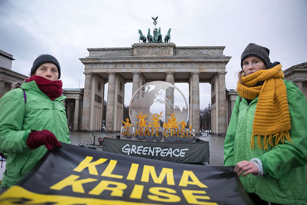 Burning Globe Climate Protest in Berlin. © Gordon Welters / Greenpeace Burning Globe Climate Protest in Berlin. © Gordon Welters / Greenpeace