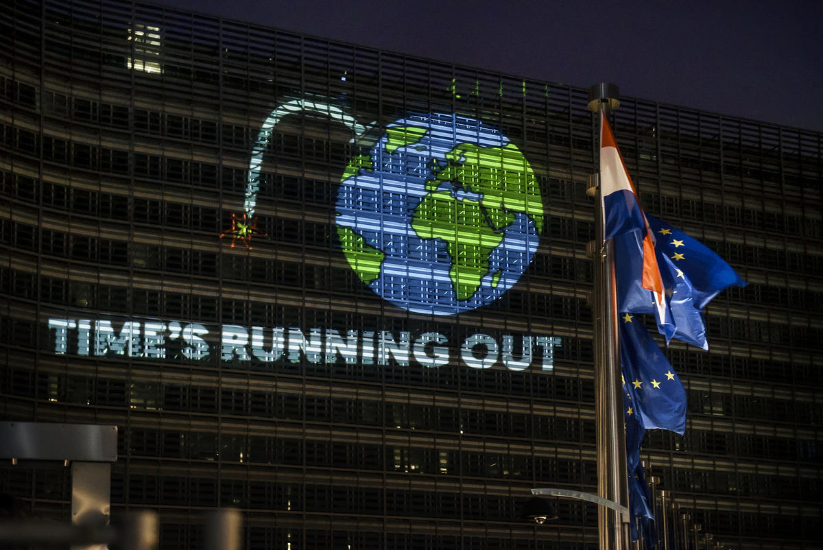 Projection for Climate Emergency at EU Commission in Brussels. © Eric De Mildt / Greenpeace