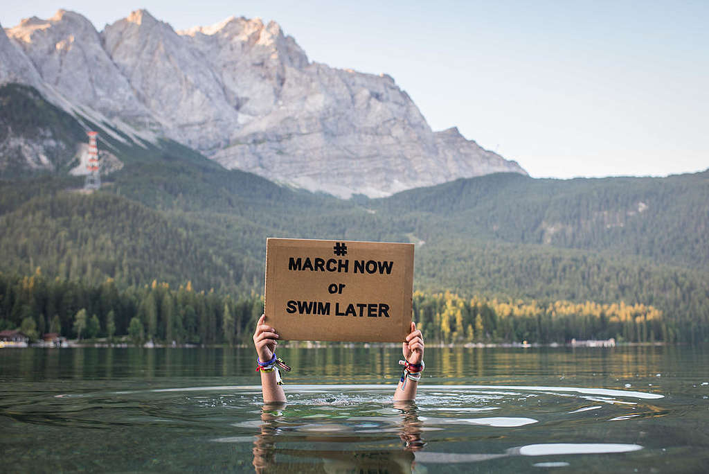 Climate Action at Zugspitze Germany. © Chris Grodotzki / Greenpeace