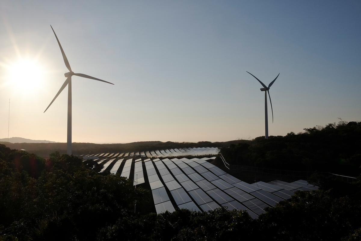 Wind Farm and Solar Power Plant In Ilocos Norte. © Veejay Villafranca / Greenpeace