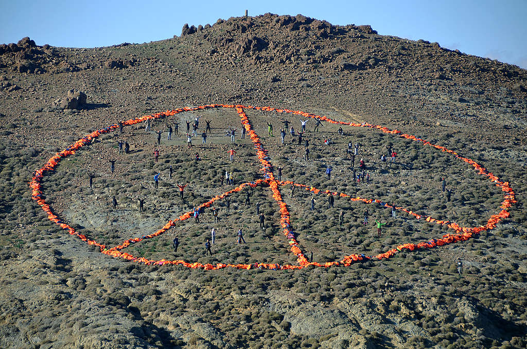 Peace Sign in Lesbos. © Florian Schulz / MSF / Greenpeace Peace Sign in Lesbos. © Florian Schulz / MSF / Greenpeace
