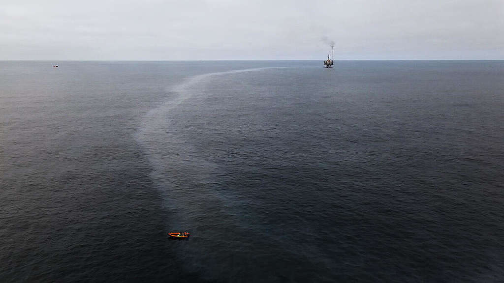 Oil Pollution at Andrew Oil Field in the North Sea. © Carl Shanahan / Greenpeace