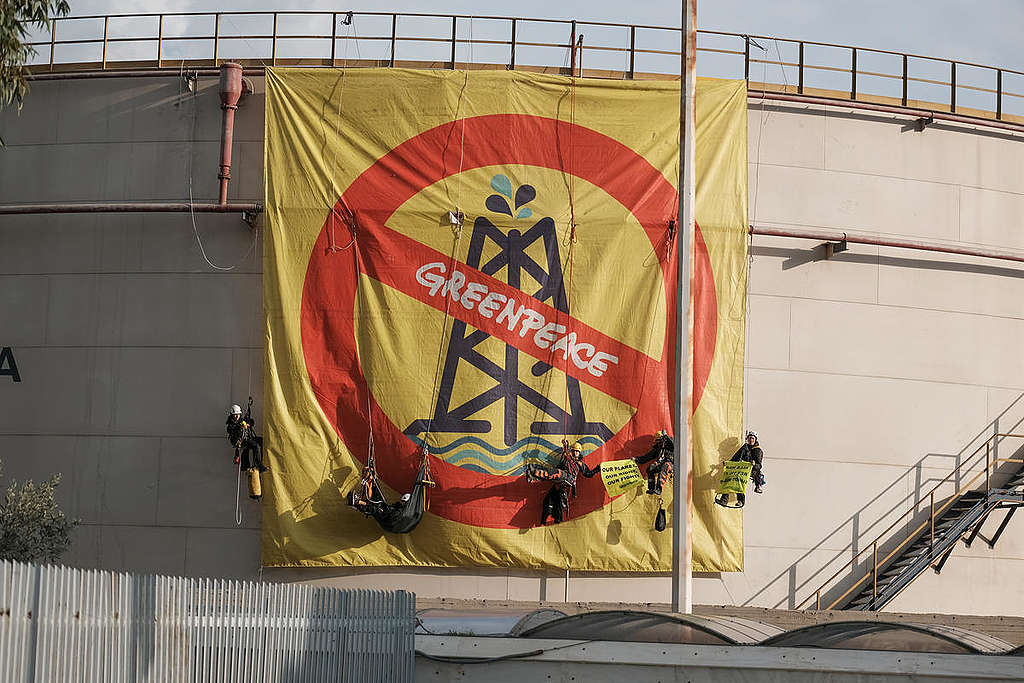 Climate Crisis Action at HELPE Refinery in Aspropyrgos, Greece. © Nikos Thomas / Greenpeace