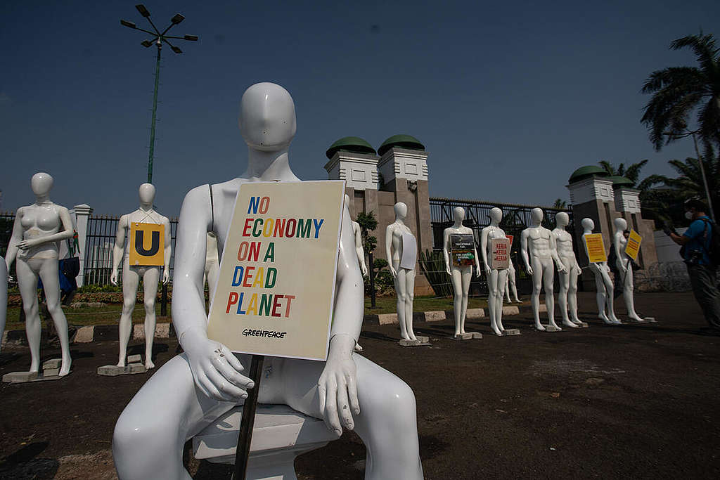 Mannequins Protest in Jakarta. © Jurnasyanto Sukarno / Greenpeace Mannequins Protest in Jakarta. © Jurnasyanto Sukarno / Greenpeace