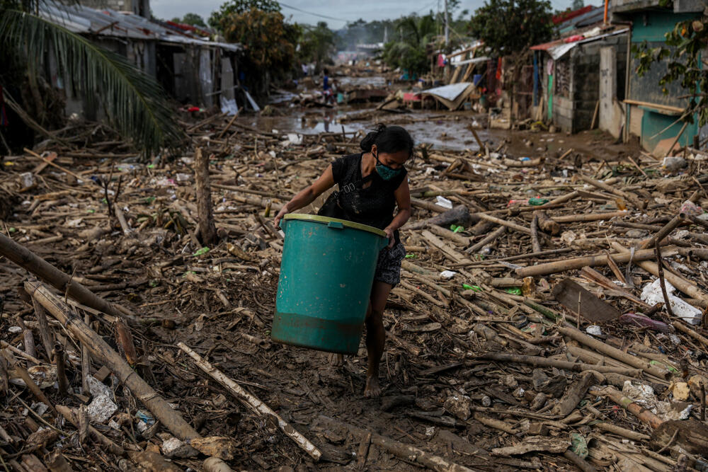 Aftermath of Typhoon Vamco in the Philippines. © Basilio H. Sepe / Greenpeace Aftermath of Typhoon Vamco in the Philippines. © Basilio H. Sepe / Greenpeace