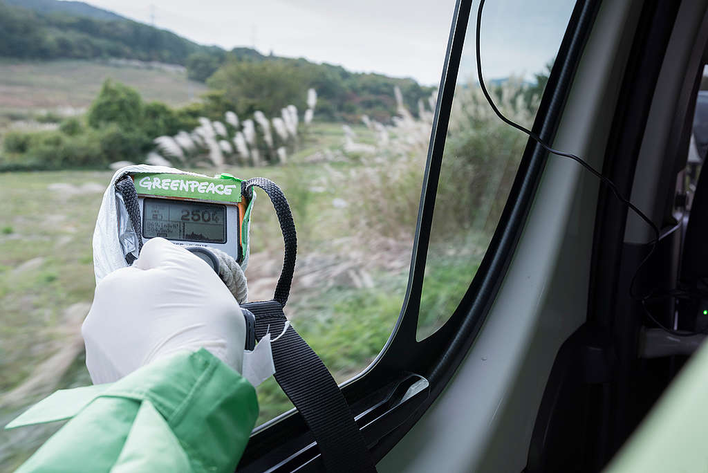 Radiation Measurement in Iitate Region. © Christian Åslund / Greenpeace Radiation Measurement in Iitate Region. © Christian Åslund / Greenpeace