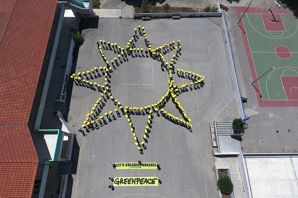 Sun-Shaped Human Banner with Children in Salamina. © Giorgos Moutafis / Greenpeace