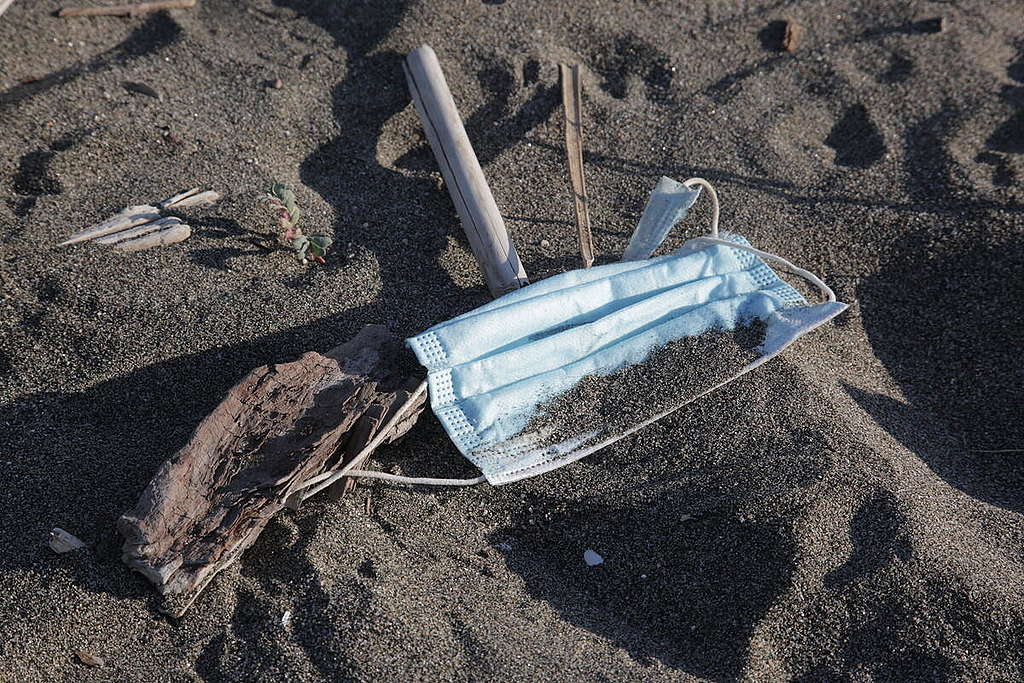 Personal Protective Equipment Pollution on the Beach in Italy. © Tommaso Galli / Greenpeace Personal Protective Equipment Pollution on the Beach in Italy. © Tommaso Galli / Greenpeace