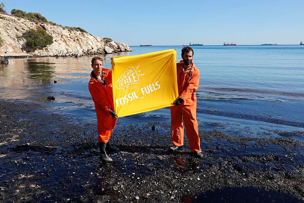 Oil Spill Banner Action at the Saronic Gulf. © Giorgos Moutafis / Greenpeace