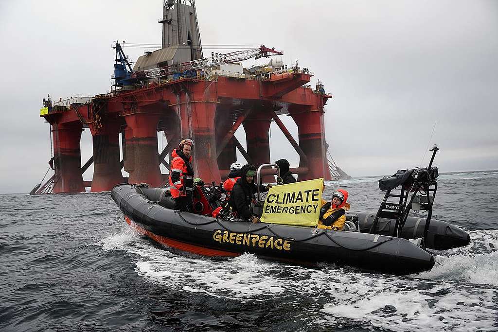 Activists on Boat alongside BP Oil Rig in the North Sea. © Greenpeace