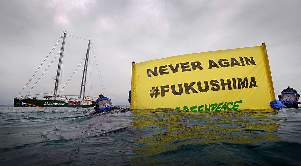 "Never Again" Banners near Fukushima Daiichi Nuclear Plant. © Gavin Newman / Greenpeace