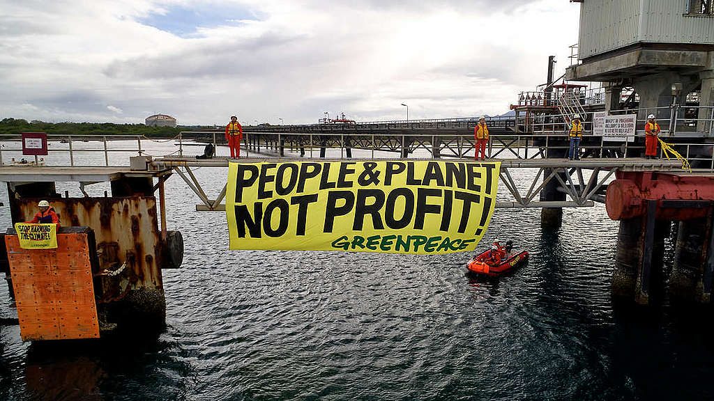 Action at Shell's Batangas Oil Refinery in the Philippines. © Noel Guevara / Greenpeace