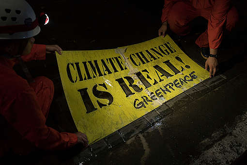 Reverse Graffiti for President Trump's Visit in Manila. © Noel Guevara / Greenpeace