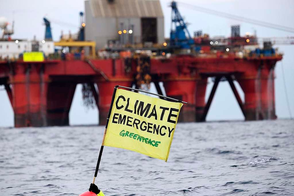 Swimmer in front of BP Oil Rig in North Sea. © Greenpeace