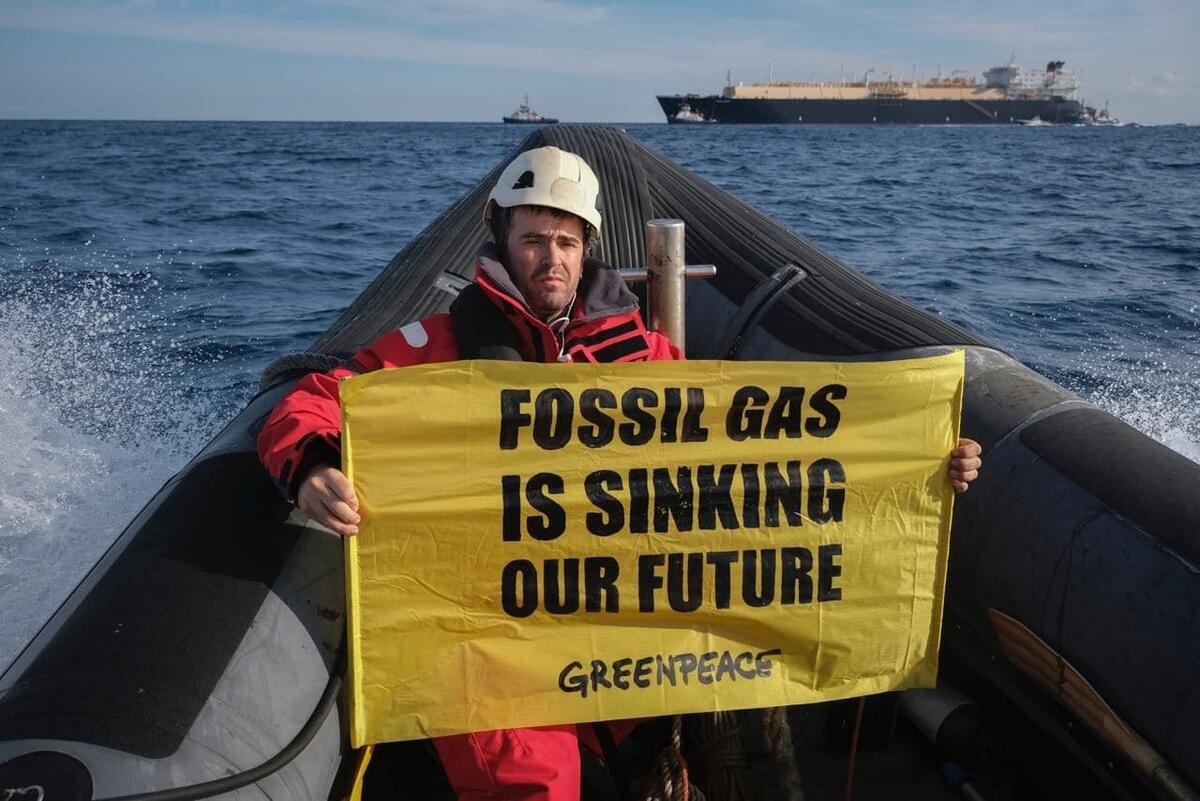 Activists Block Gas Tanker in Sagunto, Spain. © Pedro Armestre / Greenpeace