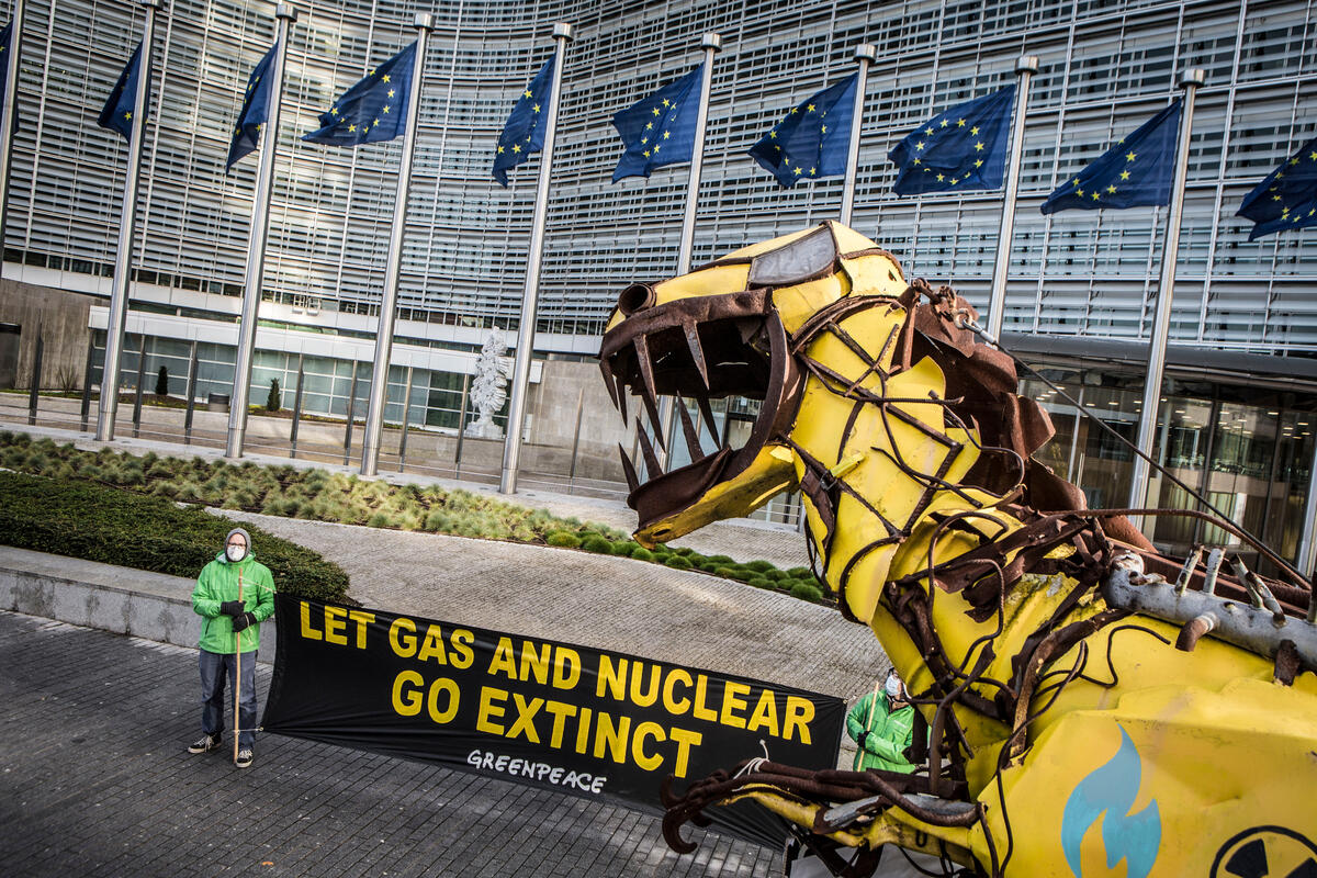 ‘Taxonosaurus’ Dinosaur at European Commission headquarters, Brussels. © Johanna de Tessières / Greenpeace