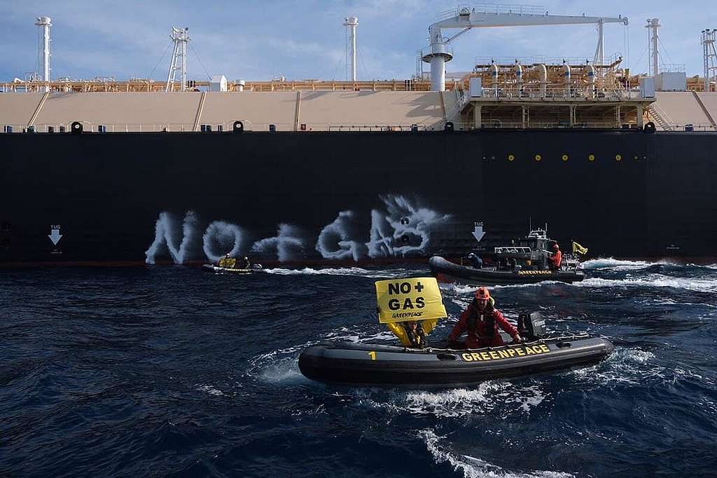 Activists Block Gas Tanker in Sagunto, Spain. © Pedro Armestre / Greenpeace