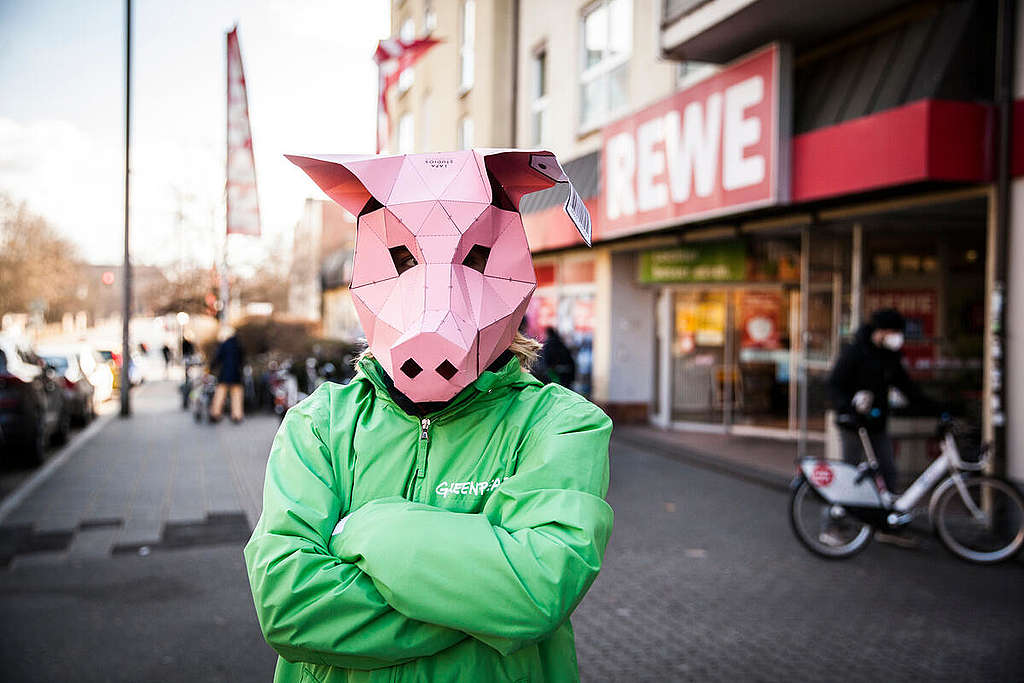 Bike Protest against Ads for Cheap-Meat in Nuremberg. © Sonja Och / Greenpeace