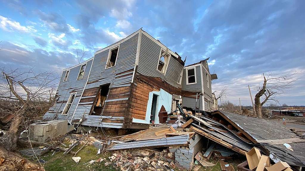 Kentucky Tornado Damage. © Ron Alvey / Greenpeace