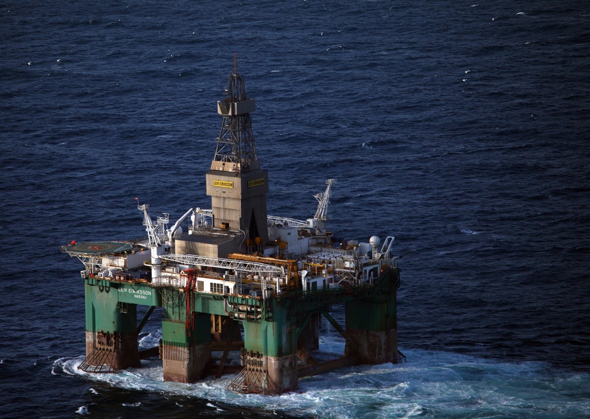 The Leiv Eiriksson Drill Rig. © Jiri Rezac / Greenpeace