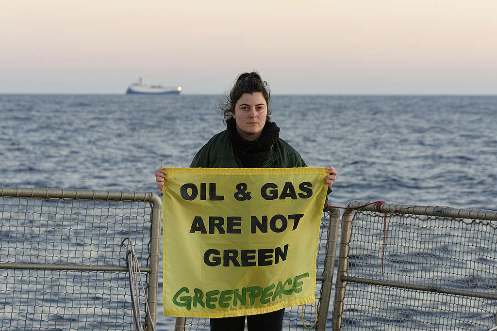 H Σάντυ Φαμελιάρη πάνω στο Rainbow Warrior III, με το SW Cook στο φόντο. © Leonidas Karantzas / Greenpeace