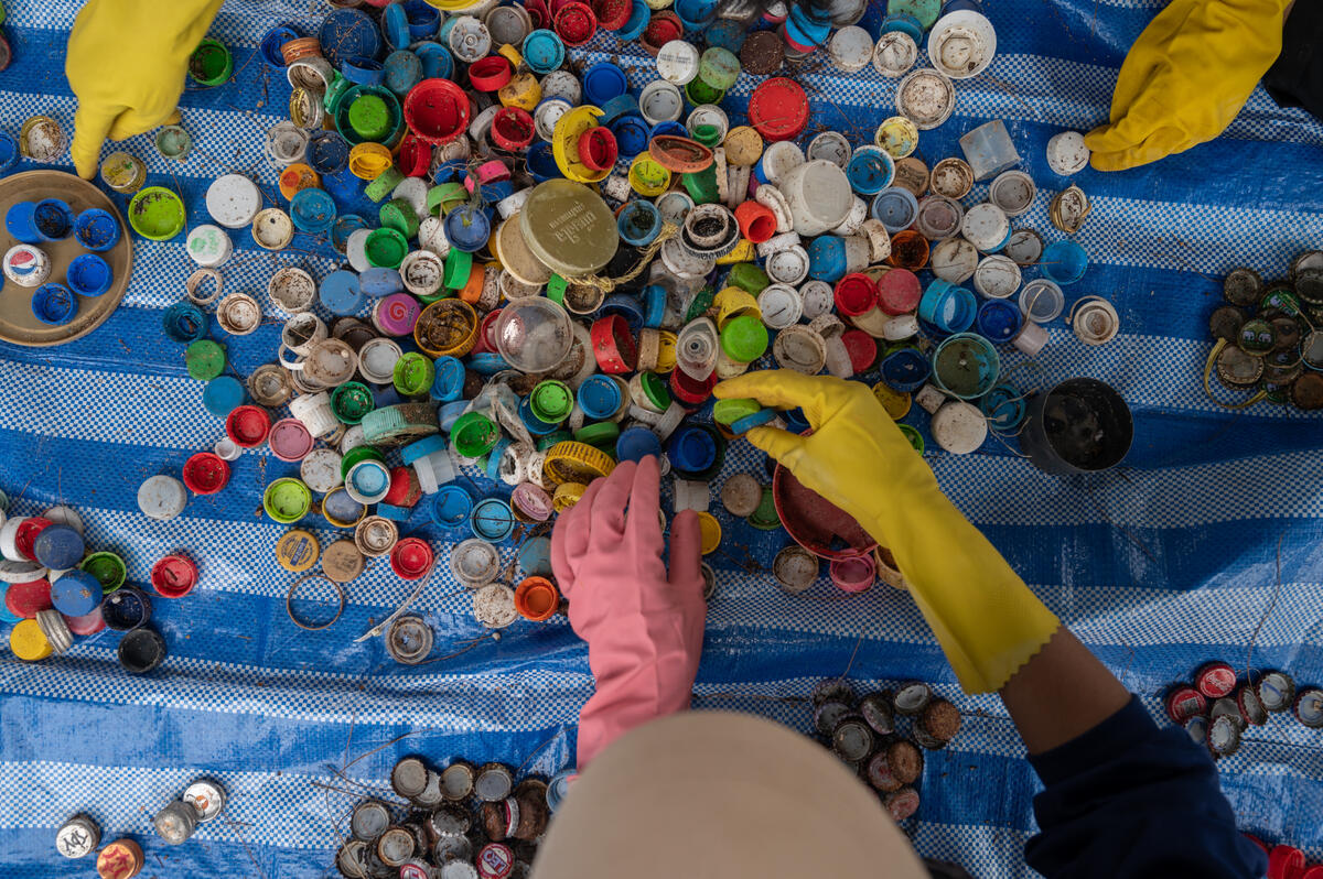 Brand Audit at Chaolao Beach in Chanthaburi, Thailand. © Roengchai Kongmuang / Greenpeace Brand Audit at Chaolao Beach in Chanthaburi, Thailand. © Roengchai Kongmuang / Greenpeace