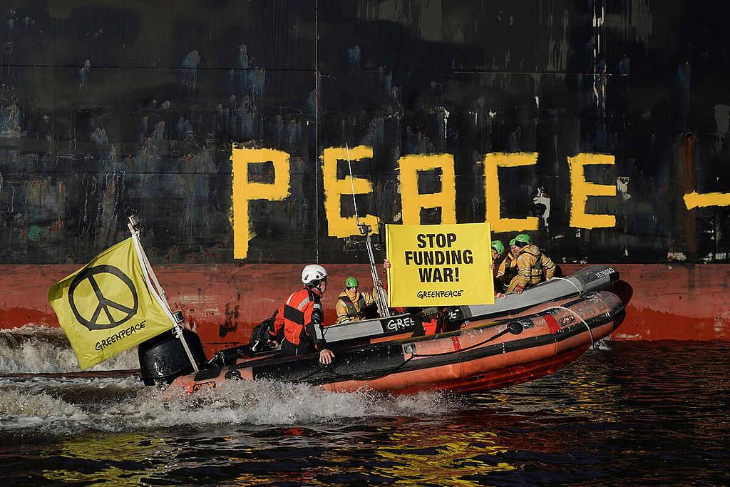 "Peace - Not Oil” Protest in Bremen. © Axel Heimken / Greenpeace "Peace - Not Oil” Protest in Bremen. © Axel Heimken / Greenpeace